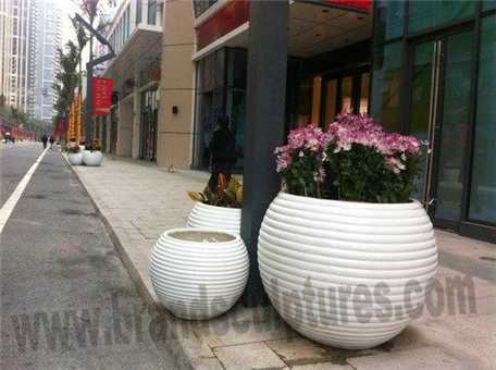 Life-size Fiberglass Planters Sculptures As Outdoor Decoration