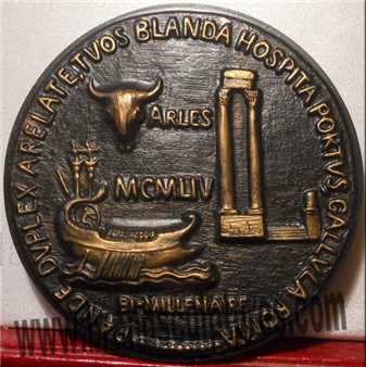 Delicate And Modern Relief Carving Sculpture As Home Ornament