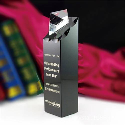 Etching Black Crystal Awards With Pyramid On Top